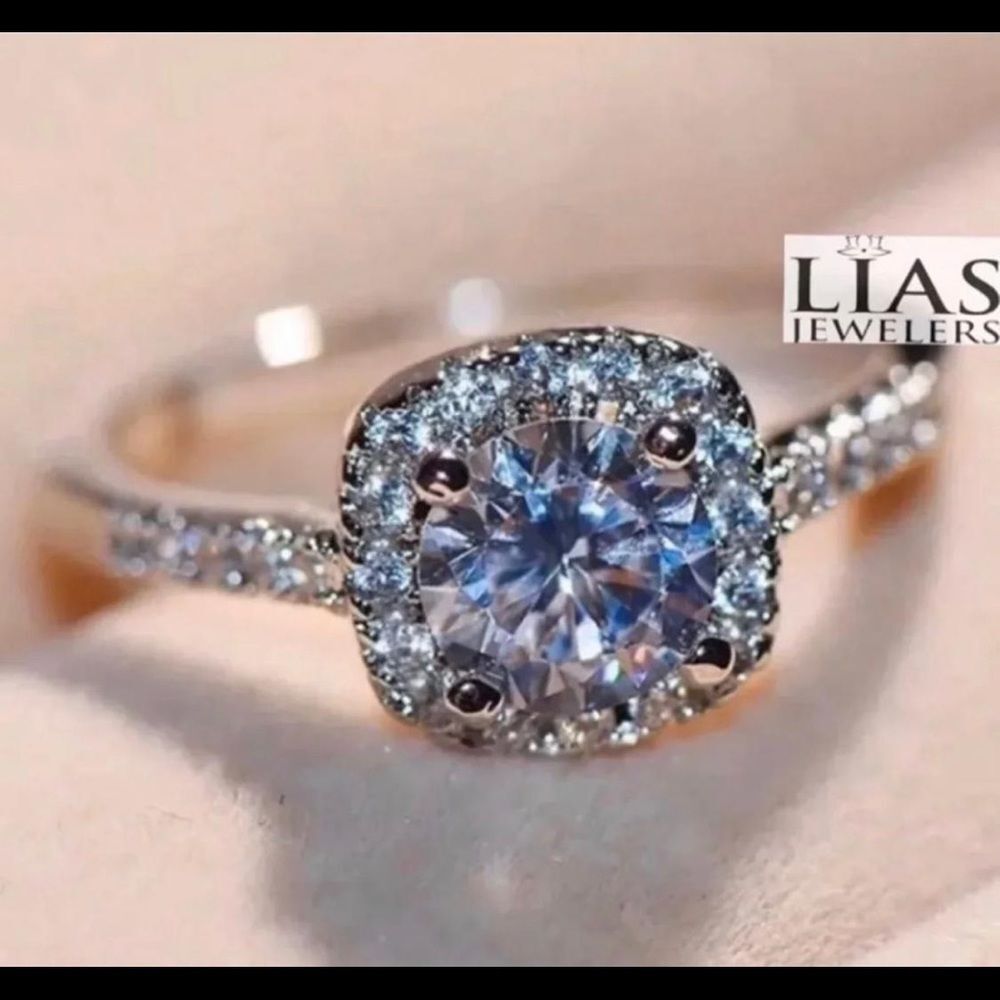 New 18k White gold engagement ring